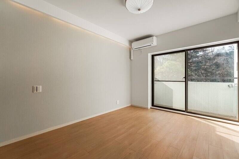 おおー、これまた明るい! こちらはLDKの下に位置している、南西向きの洋室Bです。窓の向こうには専用のバルコニーが備わっています。