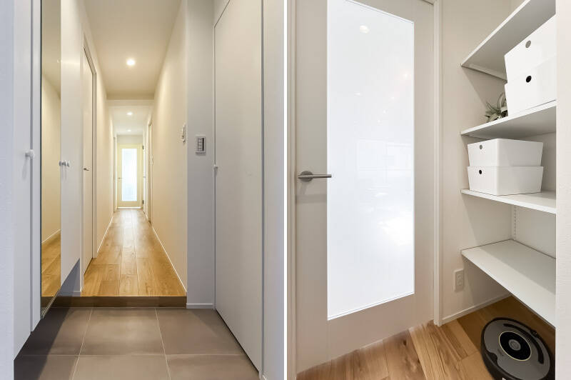白と木が基調の空間へ到着。ガラス入りのドアが玄関まで自然光を届けます。LDK出入り口の横には可動棚がありますよ。