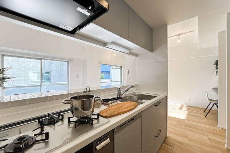 キッチンは、3口ガスコンロ・浄水器付き水栓・食洗機を完備。おこもり感がありつつ、LDの様子が視界に入ります。