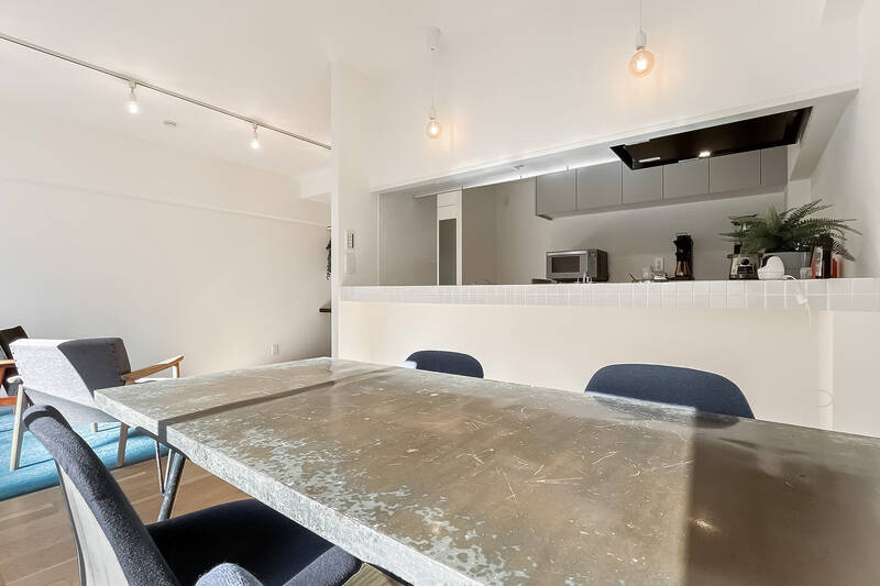 キッチンカウンターの下には空間があるため、ハイスツールを置いてバーのように使ってもいいですし、薄型の棚を買ってきて本や雑貨を並べても素敵そう。