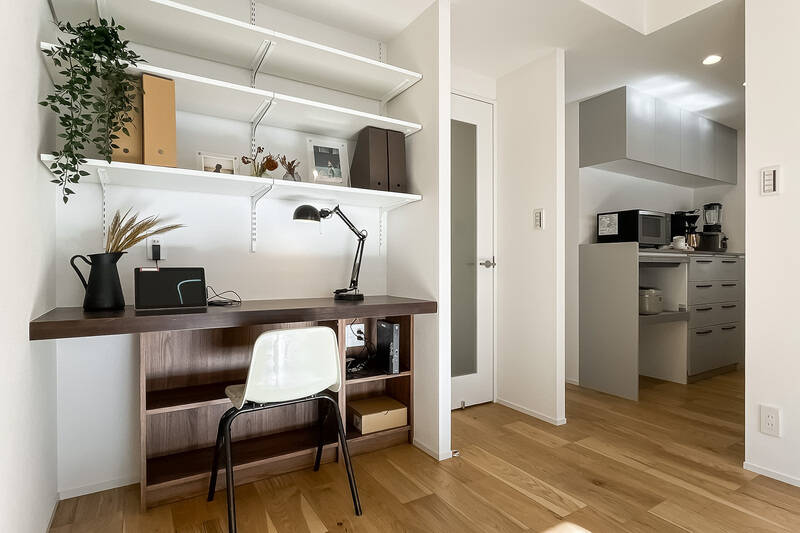LDの一角には造作のカウンターデスク。広い空間でリモートワークができるのはいいですね！