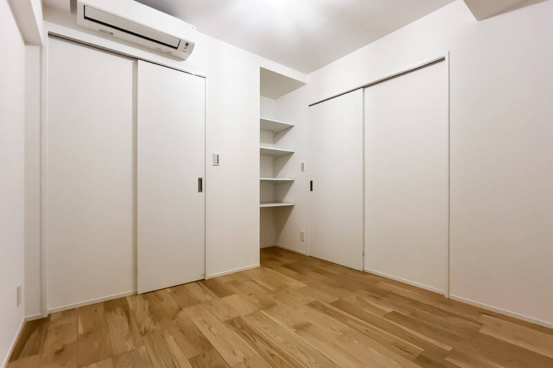 住戸の中央に位置する窓のない個室ですが、収納が充実しています。入り口横には可動棚付きのニッチを設けます。