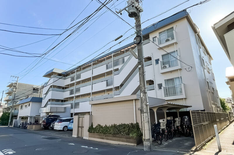 駅近でありながら周囲は静かな住宅街。1978年築、地上4階建て、全29戸です。