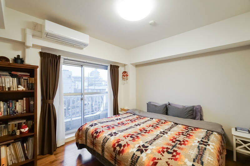 洋室Aは西向き。大きなベッドを置ける広さで、アクセントクロスが貼られており落ち着いた印象です。