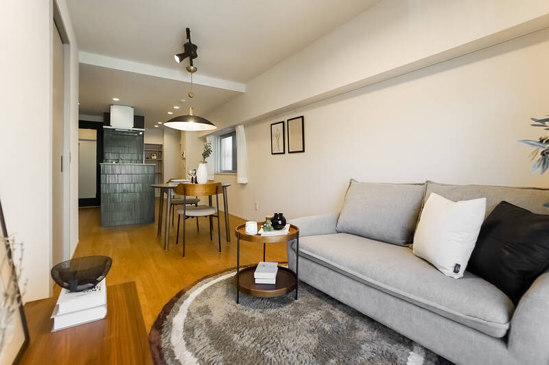 最寄り駅は「<b>目黒</b>」（徒歩4分）。感度の高いエリアの駅チカマンションの一室を、カウカモがプロデュースしました。