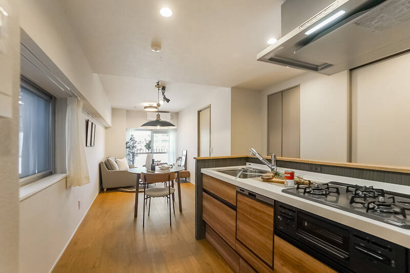 LDKの広さは約16.6帖（キッチンのパントリーを含む）。北西と北東の二面採光です。