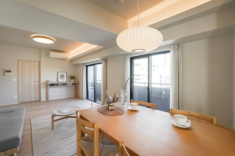 まずは15.6帖のLDKから。南東向きのバルコニーに面した窓がふたつあり、室内はパッと明るく開放的な印象です。