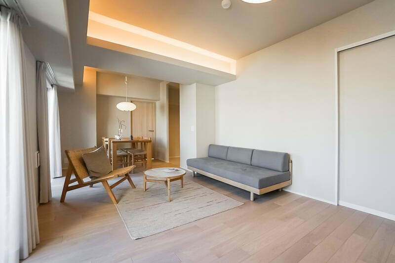 窓を背にしてもう一枚。左手奥に見える開口の先にはキッチンが位置します。