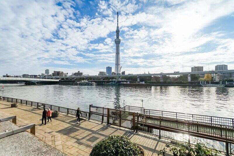 隅田川の前で深呼吸。おはようございます、カウカモです。東京でこんな広い空が拝めるなんて、なんて気持ちの良い一日の始まりなんでしょう。今回の物件はなんとここからすぐの場所。