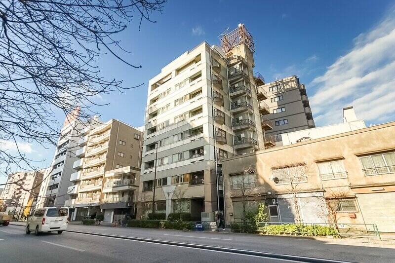 見えてきました！ こちらが今回ご紹介するマンション。1991年竣工、総戸数は15戸です。<b>犬・猫は合わせて2匹まで飼育可能</b>です。