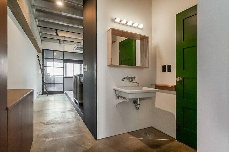 玄関から中に入ると土間続きになっており、すぐ右手には洗面スペースが。帰宅してすぐに手を洗えるなんて機能的ですね◎