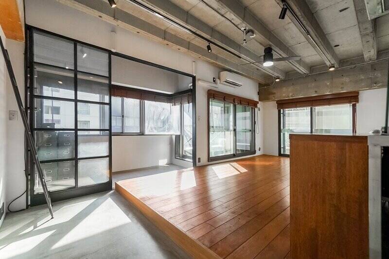 約13.9帖のLDK。天井が高いおかげでしょうか、空間にゆとりを感じます。