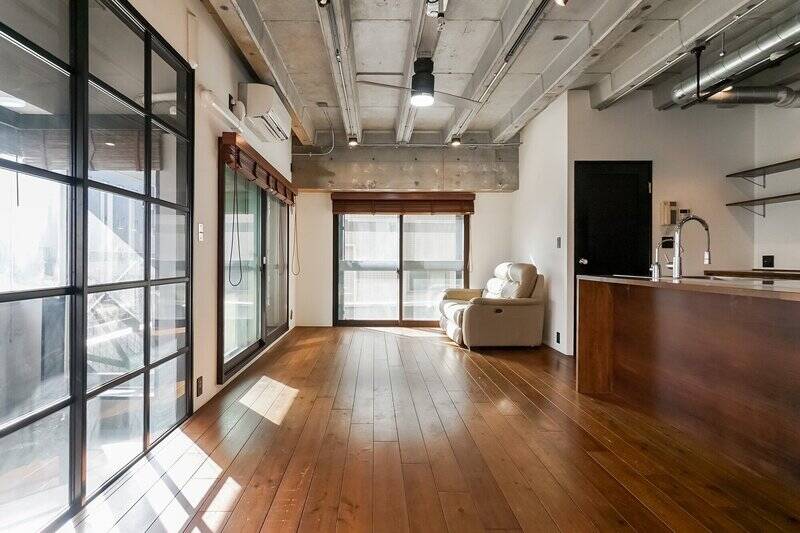 梁や配管などを見せる躯体現し天井で、インダストリアルな印象です。