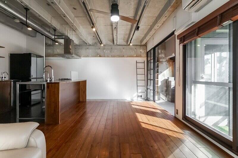 南東の角部屋というだけあって、日当たりがいいですね！ 燦々と降り注ぐ光が気持ちよいです。