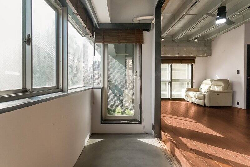 これだけ日が入るなら、観葉植物を置いてもよさそう。太陽をいっぱい浴びて、スクスク育ちそうですね。