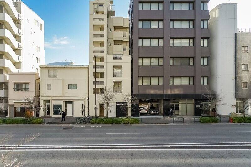 住戸は2階に所在しています。目の前は車もそれなりに通るので、外に出ると音を感じますが、中にいたらあまり気になりませんでした。