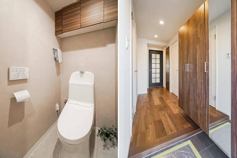 <b>左・</b>水まわりの隣にトイレが。こちらはベージュで統一されたシンプルな空間です。/<b>右・</b>玄関から廊下を見渡したカット。土間はややコンパクトですが、靴収納は豊富です。手前に大きな鏡があるおかげで光が隅々まで行き渡って、明るく・広く感じられますよ。