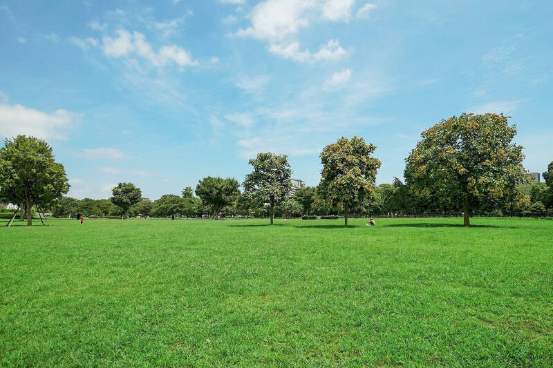 今回ご紹介する物件は、緑豊かな「木場公園」のすぐそばに。なんと距離にして約160m、徒歩2分という超近距離です! 周辺は、ほかにも公園や水辺が点在するエリア。おおらかな空気の街で暮らすイメージを膨らませてみましょう……