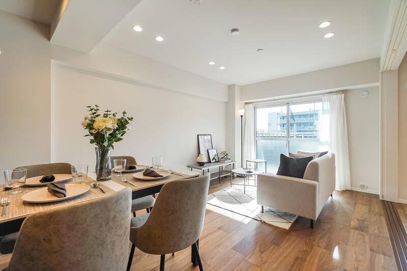 なんと眩しい! 約13帖のLDKは南向きで、窓の向こうには青空がのぞいています。窓辺にできた陽だまりに入ると、冬の日でもぽかぽかと暖かさを感じました♡