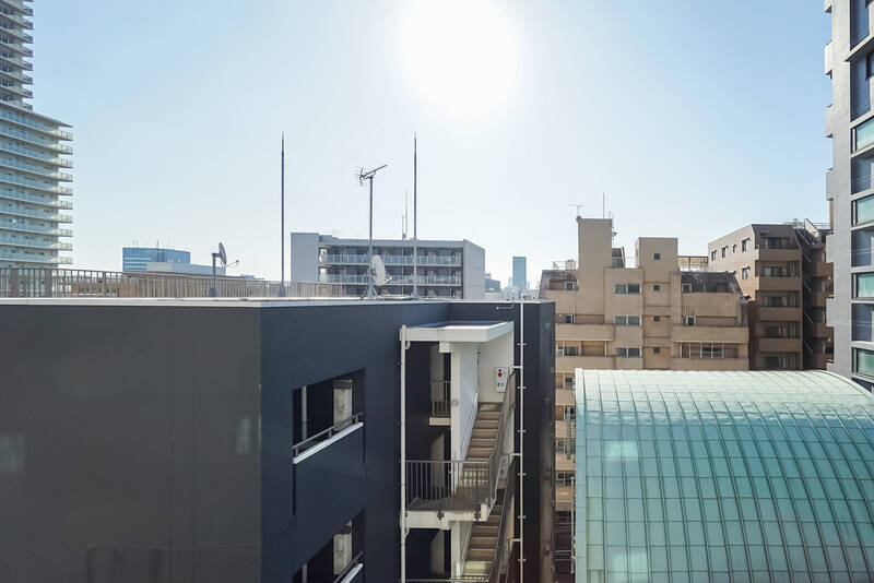 バルコニーは葛西橋通りではなく住宅街側を向いているので、車の音は特に気にならなさそう。ちょうど正面建物より背が高く、視界が大きく開けているラッキーな眺めです。