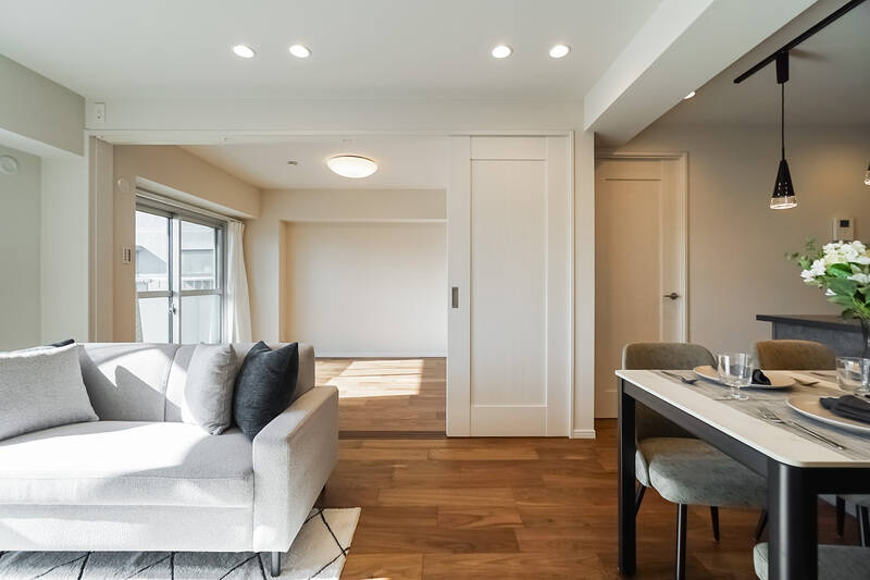 今度は引き戸の向こうの洋室Aへ進みましょう。そのあとで、右隣のドアを開けて洋室Bを見ていきます。