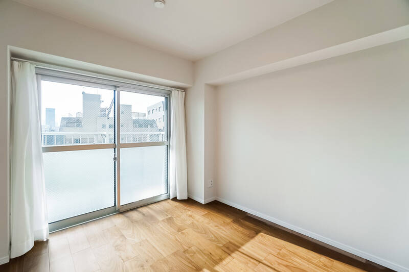 バルコニーに面した掃き出し窓から自然光が溢れる洋室A。カーテンを開けているだけでお布団がフカフカになりそうですよね。