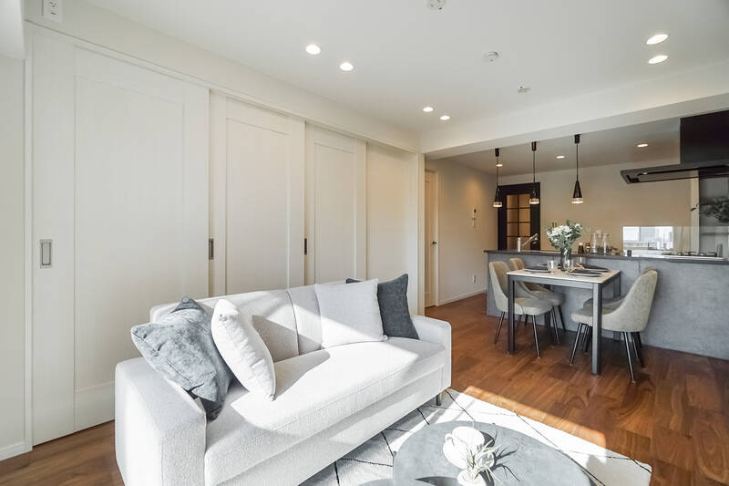 洋室Aの引き戸を閉めた状態でパシャリ。壁や天井と同じホワイトの建具なので、閉めていても自然な印象です。