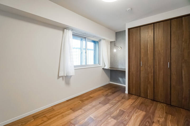 洋室Bは住戸の西側に位置しており、葛西橋通りより90度向きの窓があります……が、抜かりなくサッシが二重になっています。おかげで特に走行音は気になりませんでした!