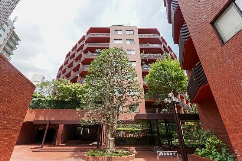 東高ハウスが分譲した格式の高いヴィンテージマンションシリーズです。施工は大手ゼネコン竹中工務店。文字通り奥のA棟と手前のB棟の “ペア” で構成されています。