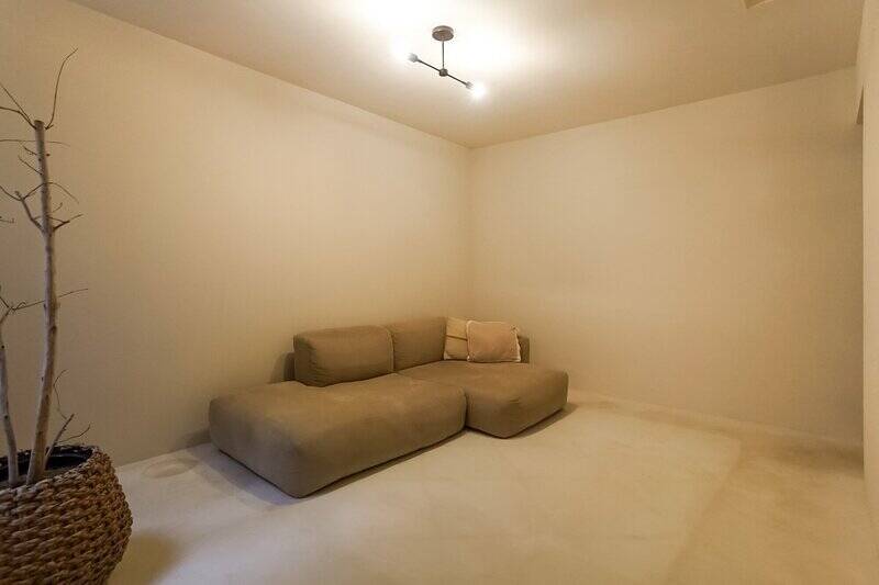 塗装仕上げの壁に生まれる陰影が美しい。約7.9帖の広さがあります。