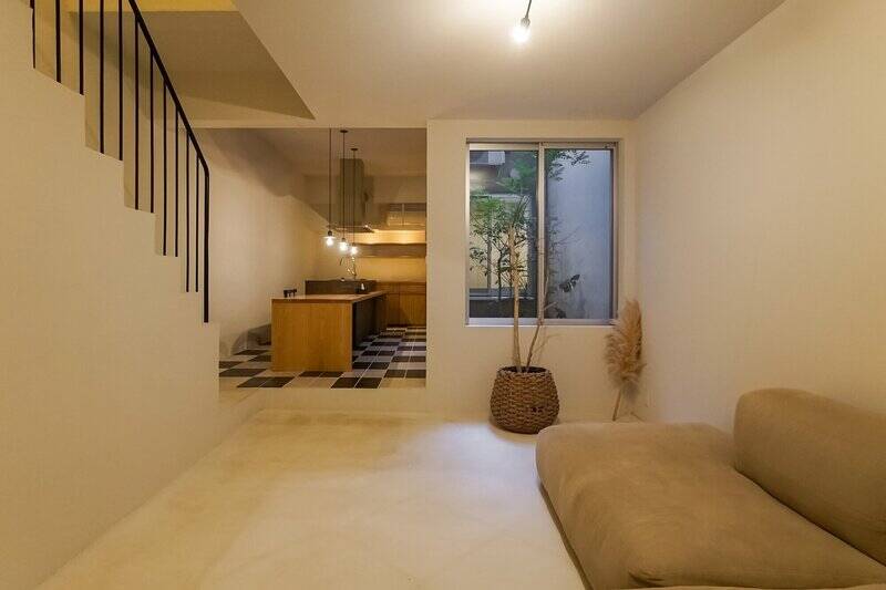 地上からの光は、ドライエリアを通してほんのりと届きます（写真は午前中の様子）。