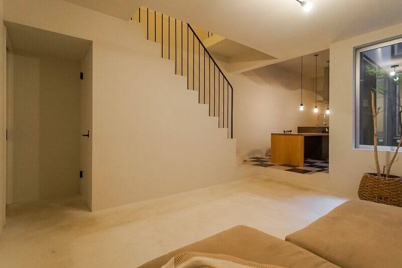 シーンと静かでなんだか落ち着きます。左手奥には洗面室とトイレにつながる扉があります。