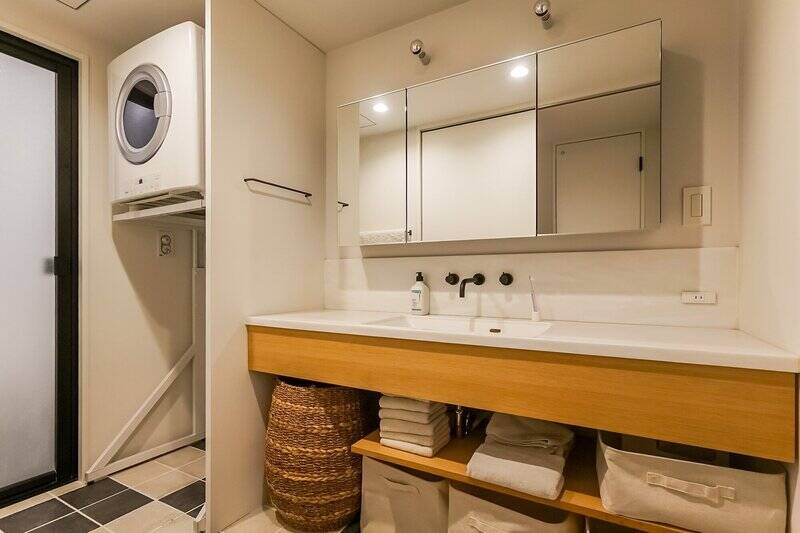 洗面台はワイドなので、朝の支度が捗りそう。左手上部にある衣類乾燥機は、そのまま残されるとのこと。