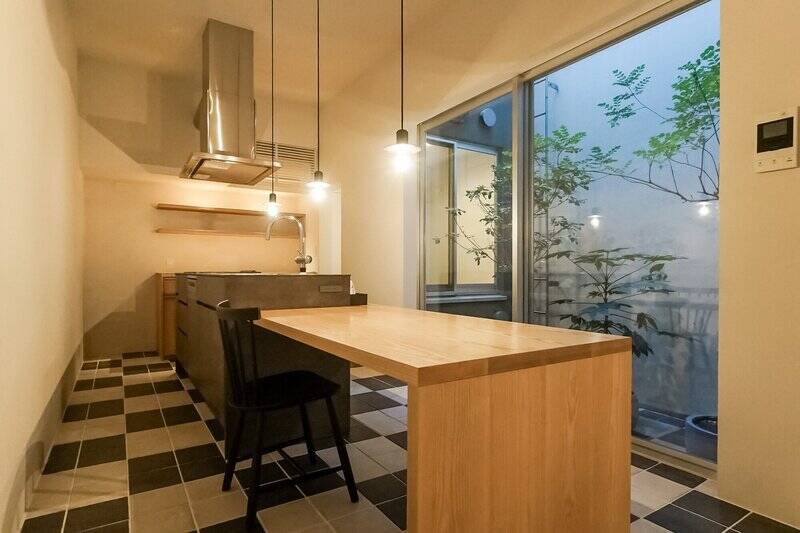 キッチンとダイニングテーブルが一体となったアインランドキッチン。使用されている木材は、木目にこだわり素材を選定されたそう。