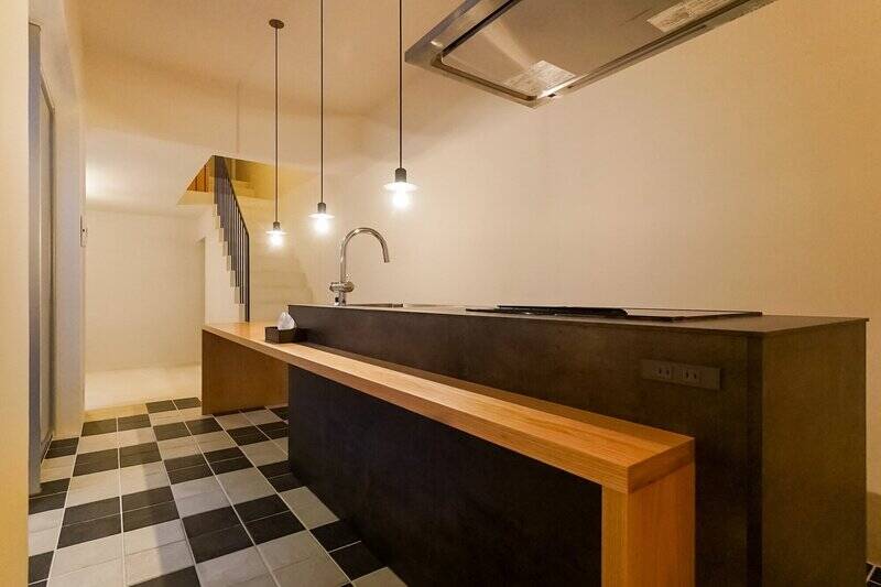 キッチンまわりには、コンセントを数箇所設置。ダイニングでちょっとしたデスクワークを行うことも◎