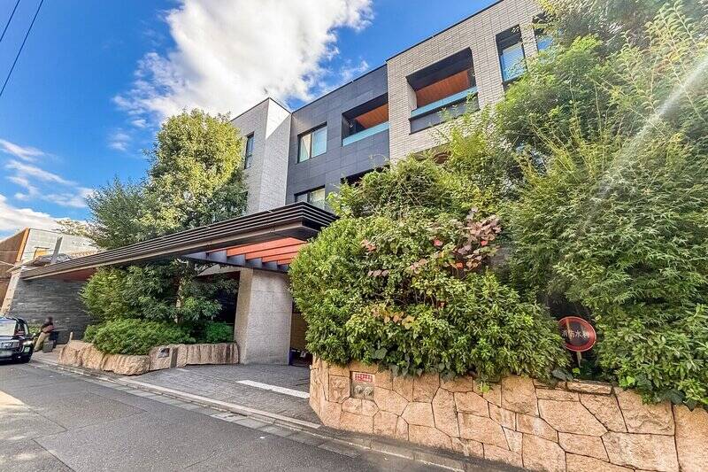 2012年に竣工した、野村不動産のブランドマンション、プラウドシリーズ。邸宅街に馴染む佇まいで、植栽も美しく整えられています。