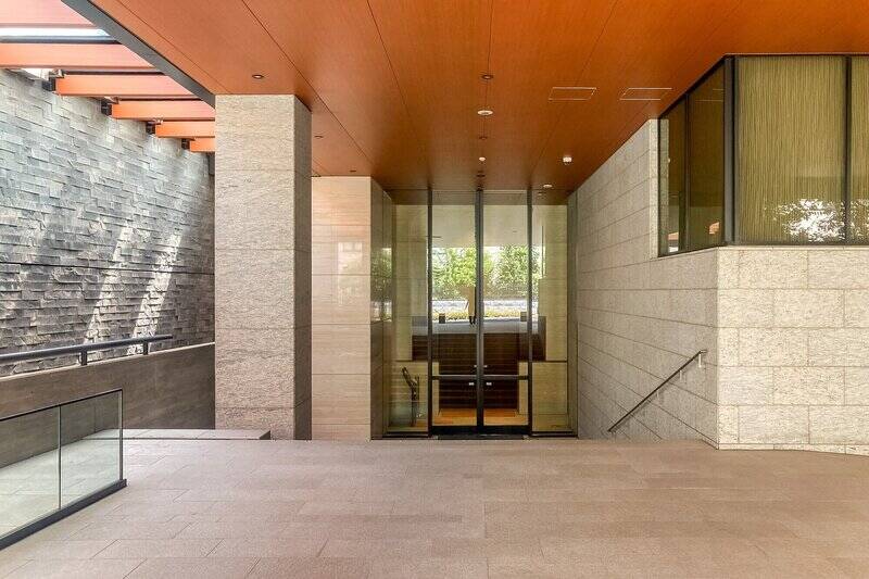 エントランスは階段を下がった所に位置しています。板張りの高い天井や全面ガラス張りのドアなど、目を見張るようなデザイン性の高さで、オートロック・宅配ボックス付きと基本の設備も備わっています。