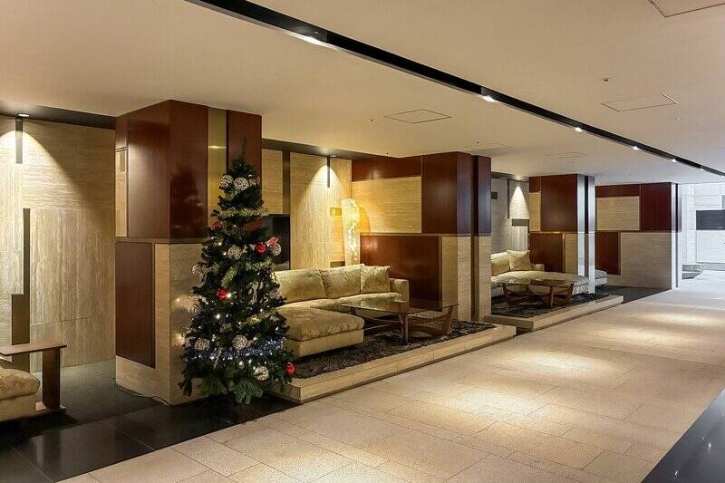 共用ロビーには、ソファとテーブルが設けられた応接スペースが。壁でひとつひとつ区切られており、来客との待ち合わせなどに使いやすそうです。