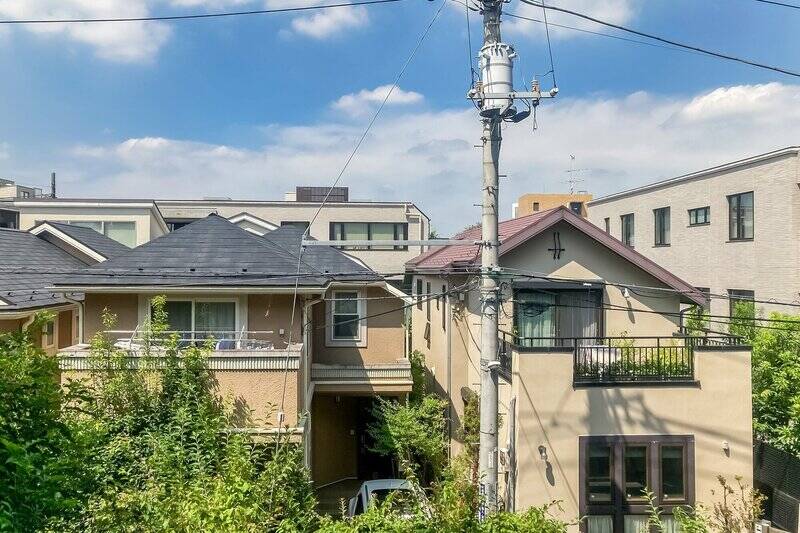 正面には低層の住宅街が広がります。戸建ての窓とは距離が取れている印象ですが、現地でもご確認くださいね。
