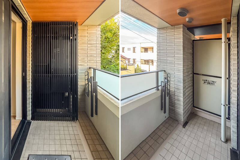 物干し金具付きのバルコニー。天井が板張りで、室内とのつながりを意識しやすい空間です。