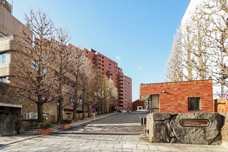 最寄り駅「品川」の高輪口を出て、第一京浜沿いを5分ほど歩くと姿を現す大きな建物。マンションというよりも、クラシックホテルのような佇まいです。