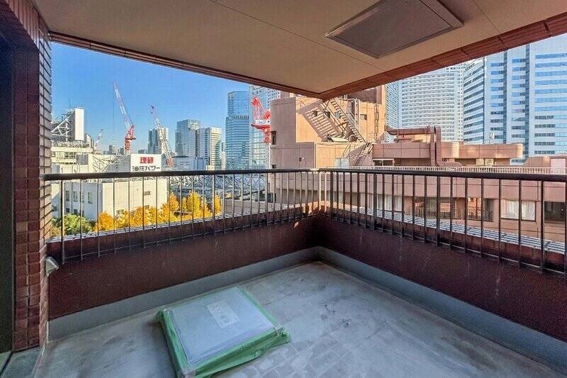 バルコニーは正方形に近いカタチ。椅子などを置いて、リラックスのためのスペースとして使えそうです。