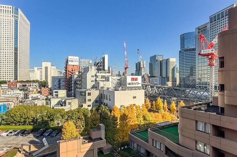 ビル群を望む “品川エリア” らしい眺望の中にも、敷地内の緑を近くに感じます。