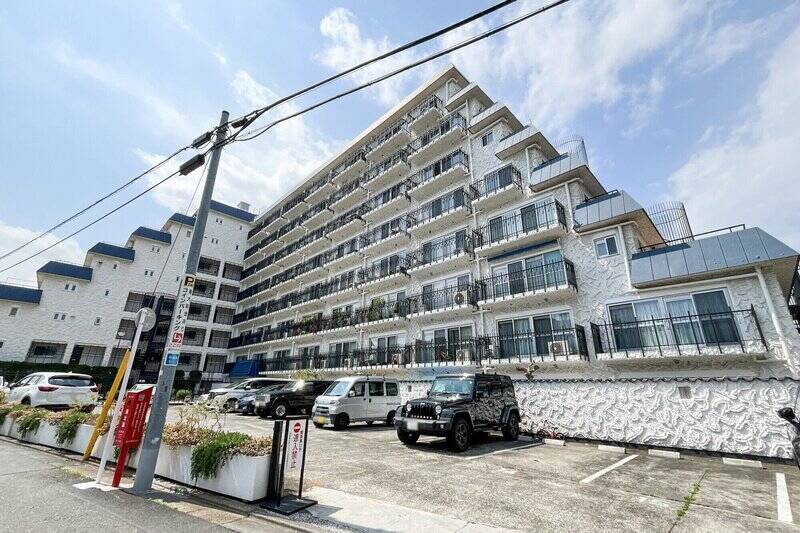 今回ご紹介する物件は、言わずと知れた “秀和レジデンスシリーズ” の一室です。総戸数は204戸と大規模で、重厚感ある外観に目を奪われます。