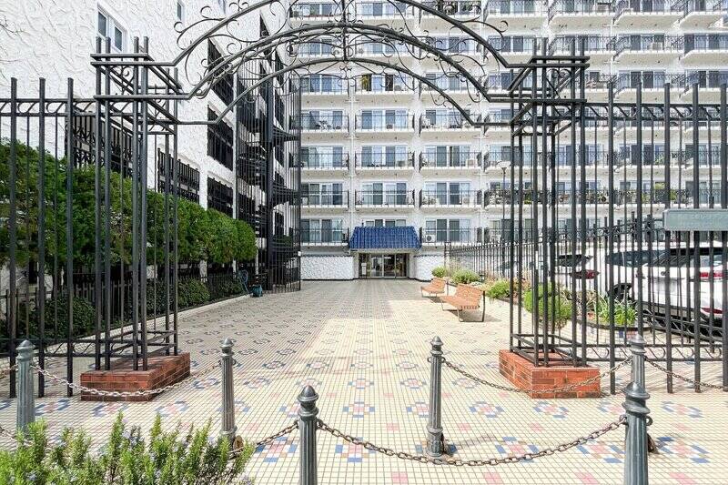 お城のような門扉や、エントランスアプローチのタイル……ヴィンテージマンション好きにはたまらない意匠です！