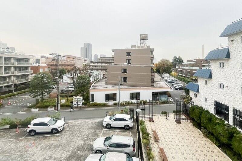 眼下には敷地内の駐車場が見えます。まわりには背の高い建物が少なく、ひらけた眺望です。