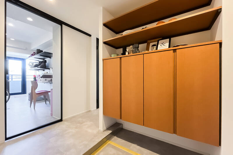 ゆとりある玄関まわり。スケルトンの引き戸越しに光が届き明るい空間です。