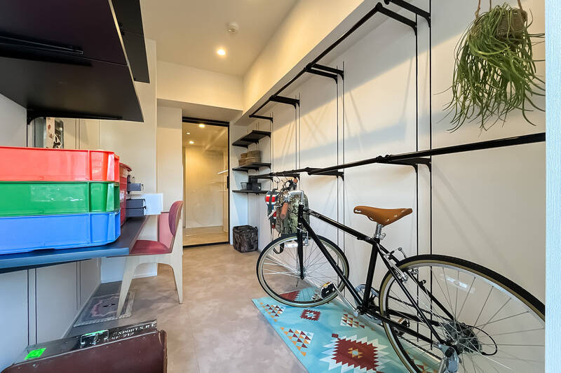 棚やデスクは可動式で取り外しも可能。寝室や収納、ワークスペースなど、暮らしに合わせて使い方を変えられます。