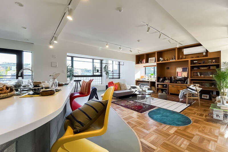 曲線を描く床、出窓のベンチ、壁面収納……ん〜素敵です！ くまなくチェックしていきましょう。