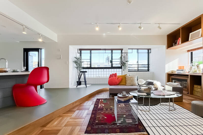 窓は南東と南西向き。床の段差によって空間がほどよく分かれ、広い空間の中にリズムが生まれています。